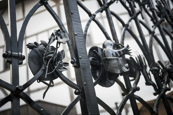 Which historical landmarks in Stratford-upon-Avon are linked to Shakespeare?